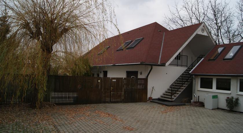 Var-Lak Vendeghaz Hotel Gyor Exterior photo